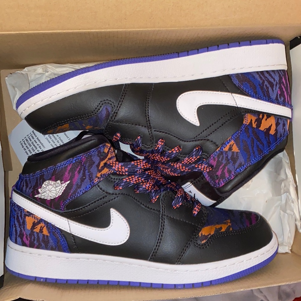 Jordan 1 mid tiger